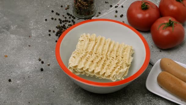 Preparação Macarrão Comida Chinesa Asiática Com Água Fervida Tigela Branca — Vídeo de Stock