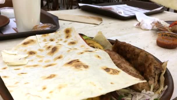 Mãos Pessoa Que Retira Pão Pita Prato Qual Verduras Lula — Vídeo de Stock