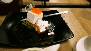 Kadın kaşıkla alacak bir kafe ya da Restoran, kek yiyor. Ellerimle parçalara ayırması.