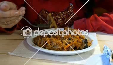Kişi lahana güveç veya etli bir restoran veya Cafe bigus yiyor. Bir çatal yardımıyla. Ellerimle parçalara ayırması.
