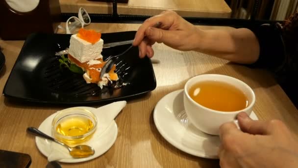 Mujer Come Pastel Café Restaurante Recogerlo Con Cuchara Beber Taza — Vídeos de Stock