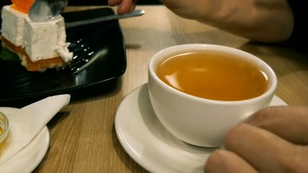 Femme Mange Gâteau Dans Café Restaurant Ramasser Avec Une Cuillère — Video