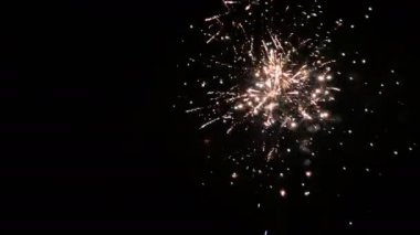 Gökyüzü siyah arka plan üzerinde gece gökyüzü görkemli renkli tatil havai fişek yanar.
