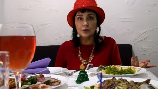 Femme Adulte Furieuse Dans Une Robe Rouge Chapeau Rouge Crie — Video