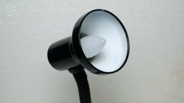 Elini hasarlı ampul bir masa lambası tabanından unscrews.