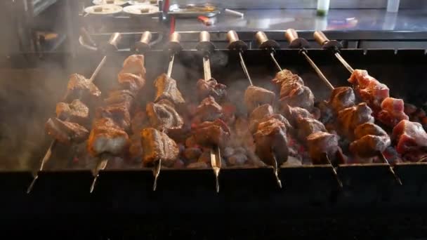 Cocinar Kebabs Barbacoa Restaurante Cafetería Sobre Carbón Preparando Barbacoa Con — Vídeos de Stock