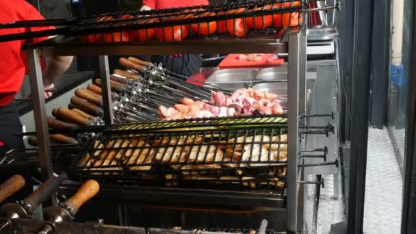Főzés Kebab Vagy Grill Étteremben Vagy Kávézóban Keresztül Faszén Felkészülés — Stock videók