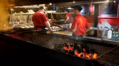 Lviv, Ukrayna, Ocak 2018: - yemek Kebap veya Barbekü restoran veya kafe kömür. İşçilerin mutfak lezzetli ızgara et şiş üzerinde ile barbekü hazırlanıyor.