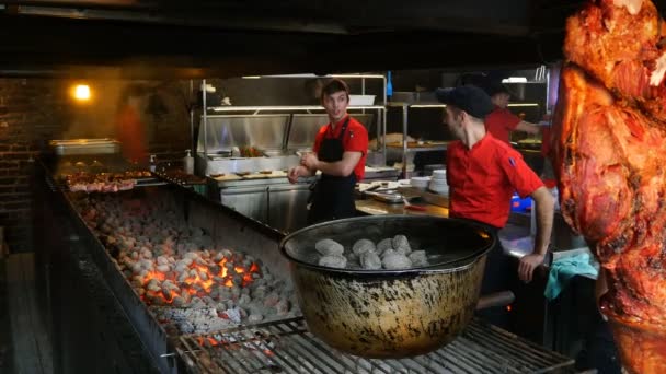 Lviv 우크라이나 2018 레스토랑이 카페에 꼬치에 고기를 부엌에 근로자 — 비디오