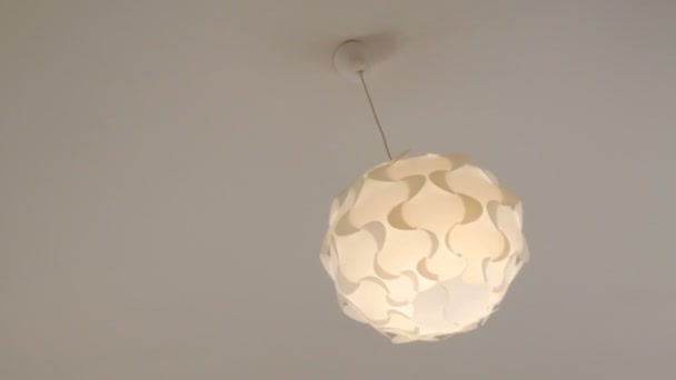 Één Ronde Decoratieve Kroonluchter Met Een Brandende Lamp Binnen Swingend — Stockvideo