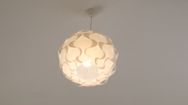 Jediné Kolo Dekorativní Lustr Hořící Lampa Uvnitř Houpe Pod Strop — Stock video