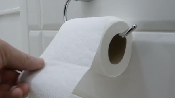 Mão Humana Escolhe Muito Papel Higiénico Casa Banho Papel Higiénico — Vídeo de Stock