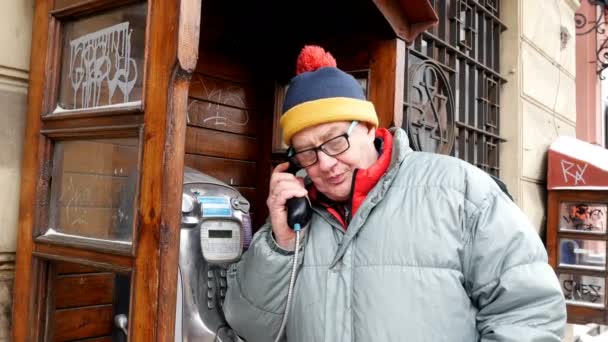 Bezahltelefon Erwachsener Mann Telefoniert Emotional Einer Öffentlichen Telefonzelle Auf Der — Stockvideo