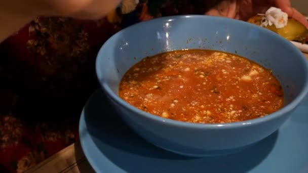 Traditionele Oekraïens Russische Soep Van Vlees Groenten Bieten Tomaten Borsjt — Stockvideo