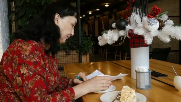 Businesswoman Drinks Coffee Eats Cake Cafe Restaurant Writes Notes Piece — Stock Video