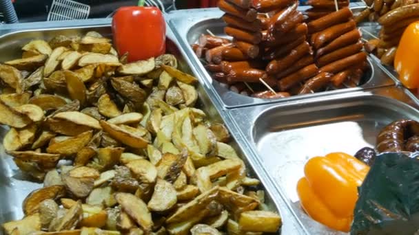 Repas Rue Sur Comptoir Avec Saucisses Frites Poivre Légumes Autres — Video