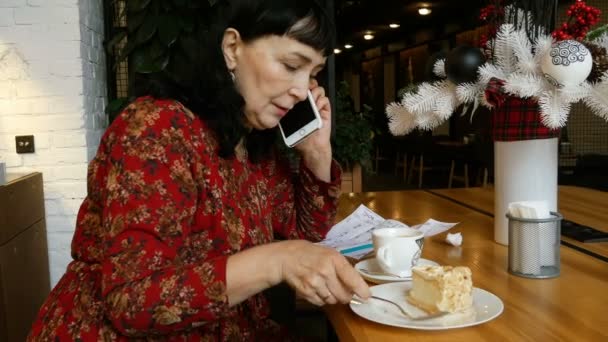 Donna Affari Che Beve Caffè Mangia Torta Bar Ristorante Scrive — Video Stock