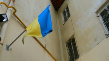 Mavi ve sarı Ukrayna bayrağı konut yapı duvarına çırpınır. Ukrayna Avrupa'nın bir ülkedir.