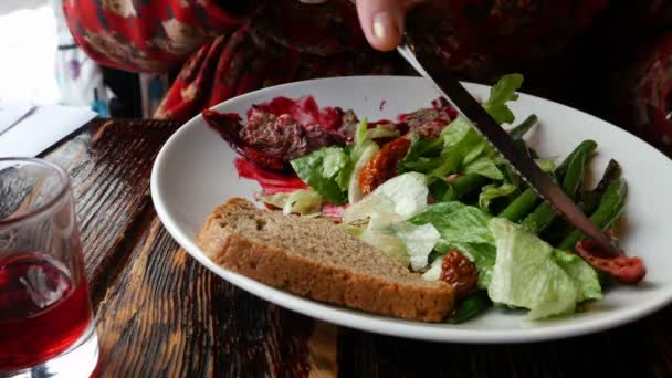 Person Isst Appetitlich Gebratenes Fleisch Mit Salat Auf Einem Weißen — Stockvideo