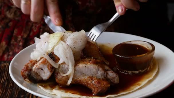 Persoon Eet Smakelijk Gebakken Vlees Besprenkeld Met Uien Een Witte — Stockvideo