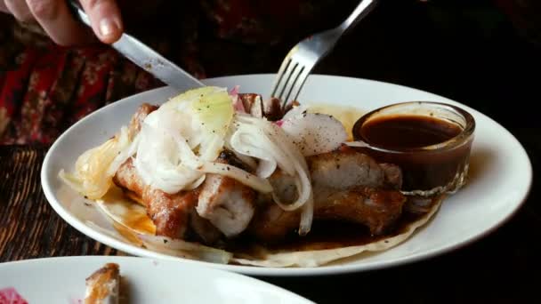 Persoon Eet Smakelijk Gebakken Vlees Besprenkeld Met Uien Een Witte — Stockvideo