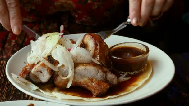 Человек Ест Аппетитное Жареное Мясо Посыпанное Луком Белую Тарелку Погружает — стоковое видео