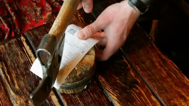 Originele Methode Van Berekening Het Restaurant Controleer Voor Lunch Genageld — Stockvideo