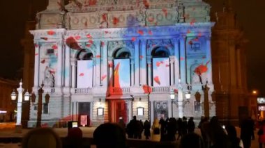 Lviv, Ukrayna, Ocak 2019: - insanların gece ışık gösterisi Lviv Opera Binası bir tatil için izliyorum..