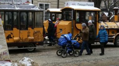 Lviv, Ukrayna, Ocak 2019: - kişi veya yayalar Lviv Pazar Square(Ploscha Rynok) kış sezonunda dolaşmak.