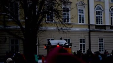 Lviv, Ukrayna, Ocak 2019: - uçak veya quadrocopter eski şehir merkezinde kaldırım üzerinden başlatılan ve yükselir ve yüksek gökyüzüne uçar.