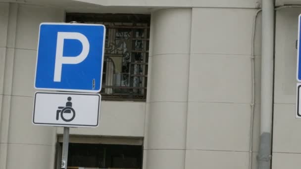 Miejsca Parkingowe Dla Osób Niepełnosprawnych Przy Ulicy Centrum Lwowa Ukrainie — Wideo stockowe