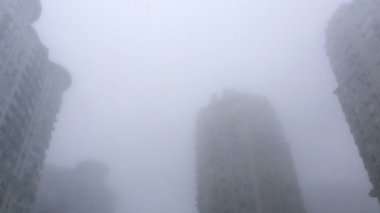 Sisli ityscape sahne. Sis şehri sokak. Modern yüksek katlı konut veya ofis binaları sıkıca kalın beyaz sis ile kaplıdır. Statik sahne. Yakın çekim.