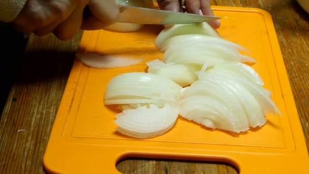 요리입니다 부엌에 양파입니다 요리사 오렌지 보드에 칼으로 슬라이스 — 비디오