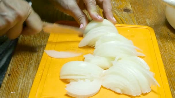 Hausmannskost Zwiebeln Der Küche Schneiden Chef Reicht Geschnittene Zwiebel Mit — Stockvideo