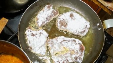 Ev yapımı yemek. Karaciğer biftek veya et pişirme. Sığır eti karaciğer veya eti biftek demir tavada kızartma.