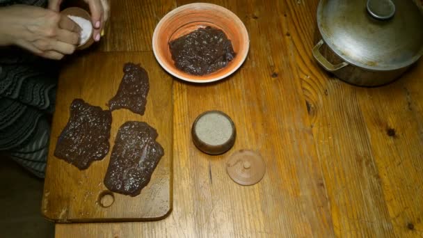 Hausmannskost Lebersteaks Oder Fleisch Zum Braten Kochen Koch Streuen Gewürze — Stockvideo