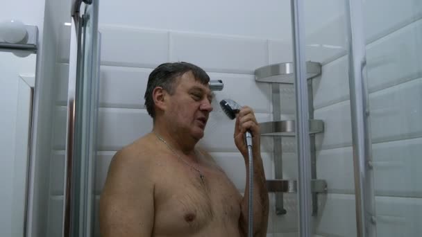 Interior Del Baño Adulto Hombre Etnia Caucásica Toma Una Ducha — Vídeo de stock #243815560 © UncleDima