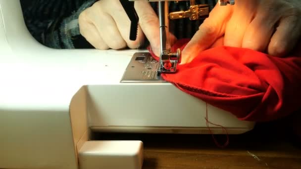 Процес Пошиття Роботи Руки Літньої Швачки Пришивають Одяг Червоної Тканини — стокове відео