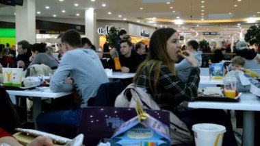 Kiev, Ukrayna, Şubat 2019:-gıda mahkeme iç süpermarket veya alışveriş merkezi. Bir çok kişi kafe ve restoranlarda süpermarket Sky Mall masada yemek.