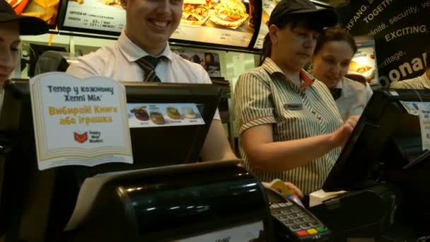 키예프 우크라이나 2019 맥도날드 노동자 스카이 슈퍼마켓에 코트에 그들의 서비스를 — 비디오