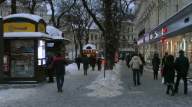 Lviv, Ukrayna, Ocak 2019: - görüntülemek Lviv Street (Galiçyaca kare) kış akşamları. Yayalar hareketi.