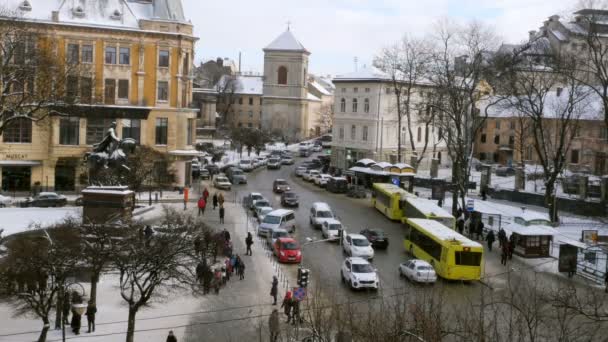 Vista Calle Lviv Plaza Catedral Invierno Movimiento Peatones Vehículos — Vídeos de Stock