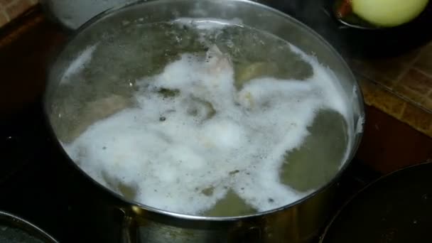 家庭料理のコンセプトです 自分でやります 丸ごと玉ねぎの泡とスープを沸騰に放り込まれ — ストック動画