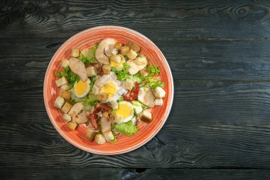 Sezar salata kırmızı plaka. Sezar salatası kavrulmuş chic oluşur