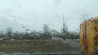 Hava yağmurlu. Yağmur damlaları kentsel görünümünü pencere camına. Bahar Yaz Hava yağmur ile. Doğası ve yol arka plan. Zaman atlamalı.