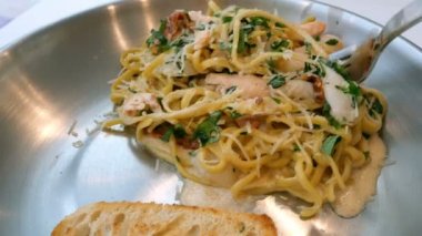 Lezzetli deniz ürünleri istiridye, karides, otlar ve krema sos yakın çekim makarna spagetti. Akdeniz İtalyan veya Asya gıda tarzı.