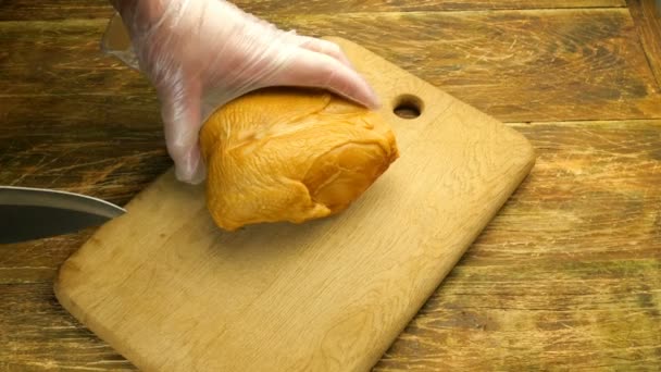 Chef Kok Wegwerphandschoenen Bezuinigingen Gerookte Kip Briskets Aangeduide Stukken Met — Stockvideo