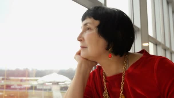 Κομψό Ηλικίας Γυναίκα Καυκάσιος Εθνότητα Ψάχνει Για Παράθυρο Κάθεται Εστιατόριο — Αρχείο Βίντεο