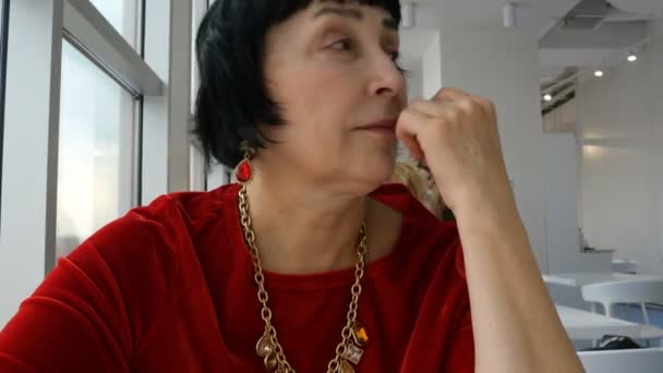 Elegante Anciana Etnia Caucásica Aburrida Esperando Comida Ordenada Sentada Restaurante — Vídeo de stock