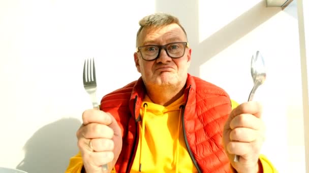 Elderly Man Caucasian Nationality Bright Clothes Fool Playing Fork Spoon — Stock Video